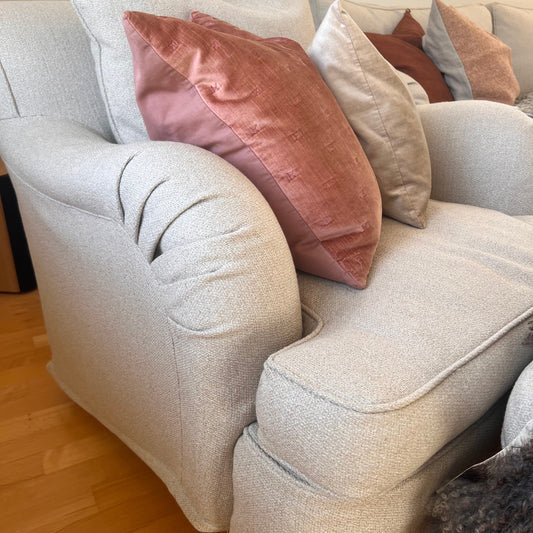 Yrkesstolthet i varje söm – därför sitter Ooaki Livings soffklädslar perfekt!